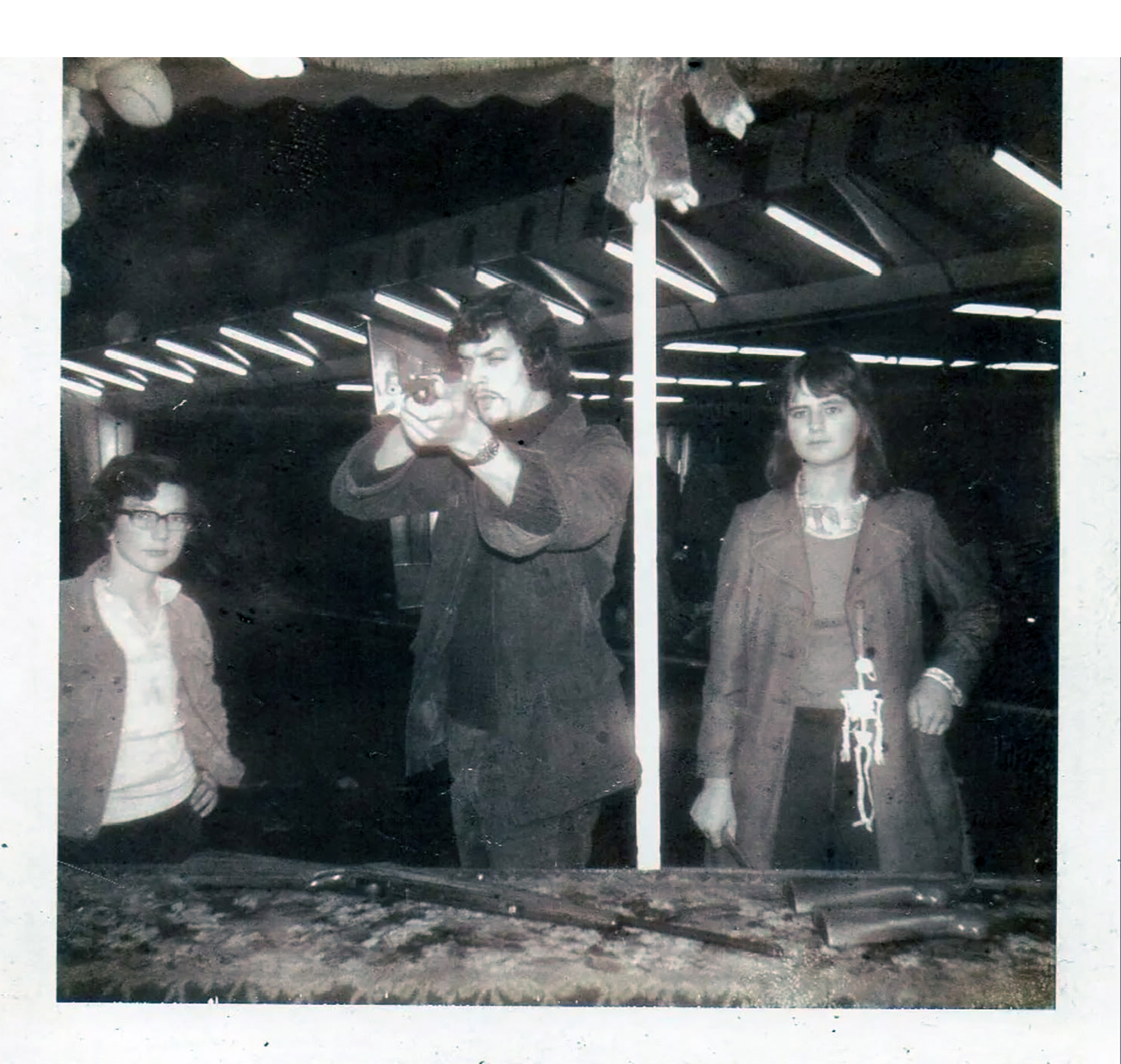 FOTOSCHIETEN OP DE kermis. Met Ad van Gils (van Koske, de schutter) en Marianne Hermans zijn latere echtegenote. Helemaal links Toontje Loonen